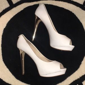 Michael Kors white pump with metallic silver heel